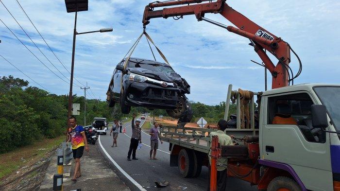 KECELAKAAN DI BINTAN HARI INI - Polisi bersama warga membantu pemindahan mobil Toyota Avanza yang terlibat lakalantas di jalan Lintas Barat, Desa Penaga, Kabupaten Bintan, Provinsi Kepulauan Riau (Kepri), Minggu (1/6/2025) pagi.