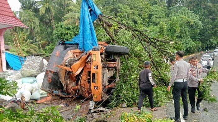 Kecelakaan truk diduga mengalami rem blong di Jalan Padang-Bukittinggi, kawasan Puncak Kiambang, Kabupaten Padang Pariaman, Provinsi Sumatera Barat (Sumbar), Minggu (17/11/2024).