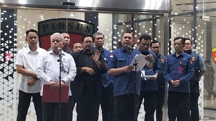 KASUS MINYAK MENTAH - Kejaksaan Agung tetapkan Riza Chalid dan delapan orang lain tersangka kasus korupsi minyak mentah, Kamis (10/7/2025). Dengan penetapan tersangka baru ini, total tersangka yang sudah ditetapkan hingga saat ini sejumlah 18 orang. Sementara, total kerugian negara akibat tindak pdaian tersebut mencapai Rp285 triliun.