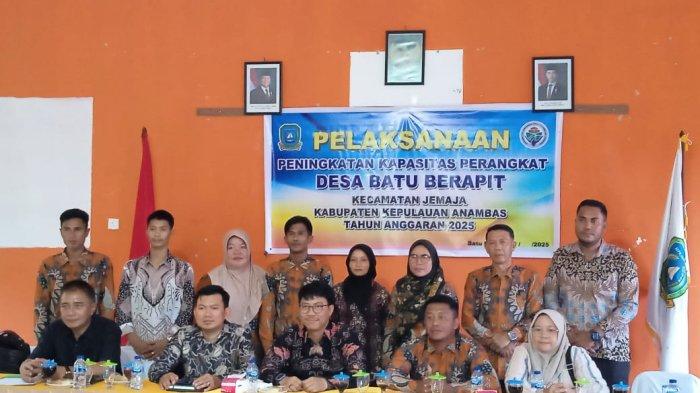 KEJARI ANAMBAS - Kejari Kepulauan Anambas laksanakan penerangan hukum program Jaksa Jaga Desa di Desa Batu Berapit, Kecamatan Jemaja belum lama ini.