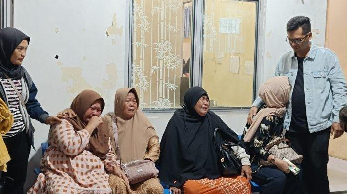 ISAK TANGIS - Keluarga almarhum anggota Polsek Negara Batin Polres Way Kanan Lampung menangis di depan ruang jenazah RS Bhayangkara, Kota Bandar Lampung, Selasa (18/3/2025).