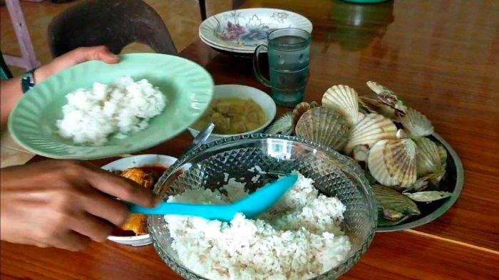 WISATA KULINER DI LINGGA - Seafood kerang serimping jadi santapan lauk bersama nasi dan sambal cabe rawit, jadi favorit pengunjung di Desa Rejai, Kecamatan Bakung Serumpun, Kabupaten Lingga, Provinsi Kepulauan Riau (Kepri).