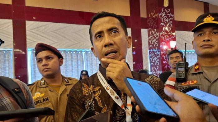 KPU BATAM - Ketua Komisi Pemilihan Umum (KPU) Batam, Mawardi mengungkap penyebab debat publik kedua Pilkada 2024 tak dilanjutkan, Jumat (15/11/2024).
