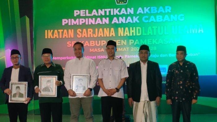BERI PESAN - Ketua PCNU Kabupaten Pamekasan, KH Taufiq Hasyim (dua dari kanan) saat menghadiriPelantikan Akbar Pimpinan Anak Cabang (PAC) Ikatan Sarjana Nahdlatul Ulama (ISNU) se-Kabupaten Pamekasan, Madura di Pendopo Ronggosukowati Pamekasan, Jumat (13/6/2025) malam sebelum kecelakaan dan wafat.