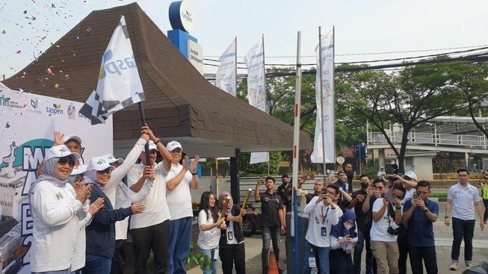 Komisaris Utama PT Taspen Suhardi Alius melepas peserta mudik gratis di Kantor Taspen, Jakarta, Jumat (5/4/2024).