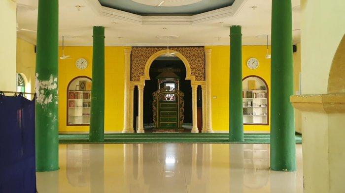 Kondisi dalam masjid Al Mubaraq Karimun, terdapat empat tiang berdiri kokoh menandakan empat sahabat yakni Abu Bakar, Umar, Usman, dan Ali. Kemudian mimbar yang dibuat pertama kali tahun 1301 Hijriah.