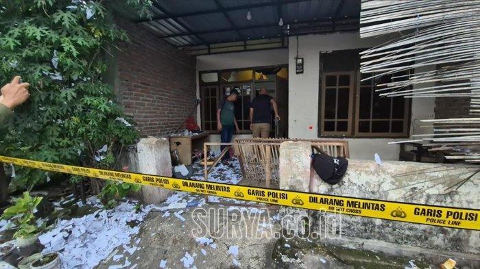 KONDISI TKP - Kondisi rumah berantakan setelah mercon racikan 5 anak remaja meledak di Ponorogo. Petugas dari kepolisian kemudian melakukan olah TKP pasca ledakan yang berlokasi di Jalan Irawan, Kelurahan Kepatihan, Kecamatan/Kabupaten Ponorogo, Jatim, Kamis (29/5/2025). Dua anak dilarikan ke IGD RSUD dr Harjono Ponorogo