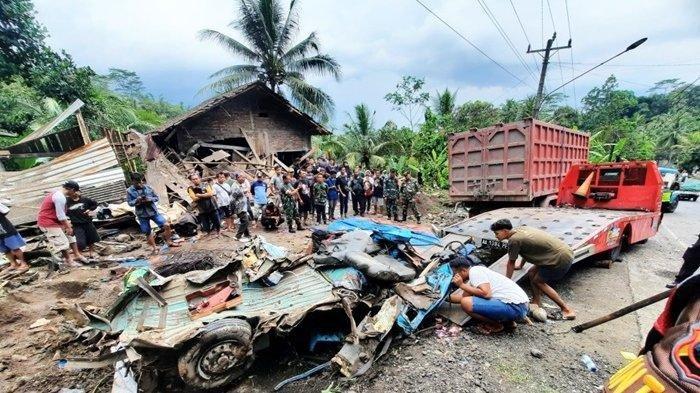 KECELAKAAN MAUT DI PURWOREJO - Kondisi truk dan angkutan desa yang terlibat kecelakaan di Tanjakan Ngangkruk, Desa Kalijambe, Kecamatan Bener, Kabupaten Purworejo, Jawa Tengah, Rabu (07/05/2025).