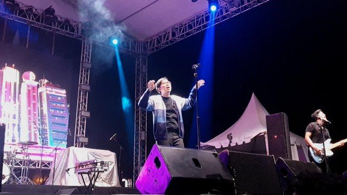 Penampilan For Revenge di acara Eufornice Volume 2 di lapangan Temenggung Abdul Jamal Batam, Jumat (13/9/2024) malam.