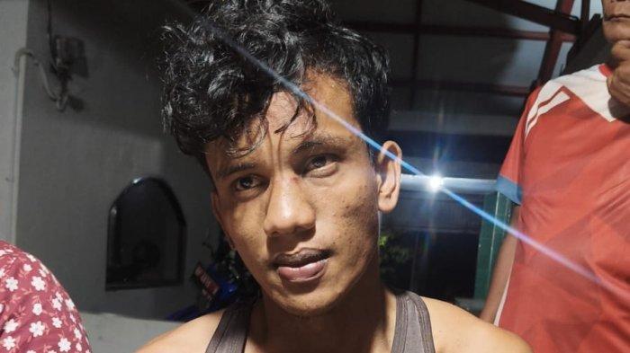 LOMPAT DARI JEMBATAN - Jefri Siburian yang lompat dari Jembatan 1 Barelang saat berada di Pos Pengamanan Ditpam BP Batam, Selasa (18/3/2025).