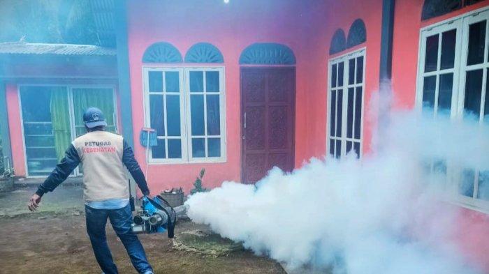 Tindakan fogging basmi nyamuk dewasa yang diakukan kecamatan Midai, Kabupaten Natuna, menyusul kasus DBD yang semakin meningkat.