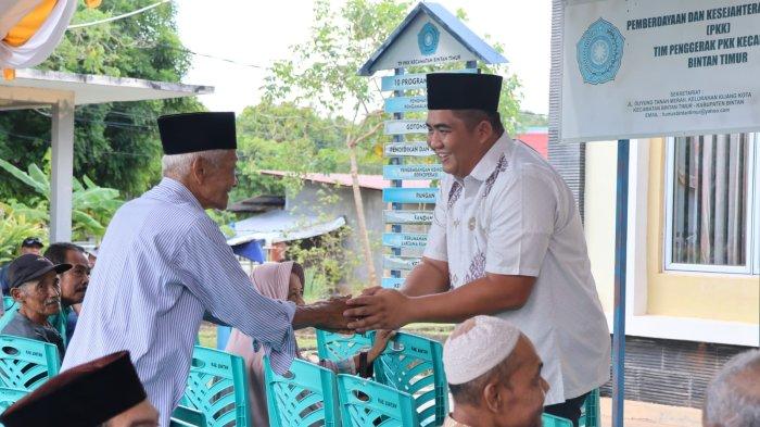 PEMBAGIAN BLT - Bupati Bintan Roby Kurniawan menyerahkan bantuan kepada Lansia di Bintan Timur.