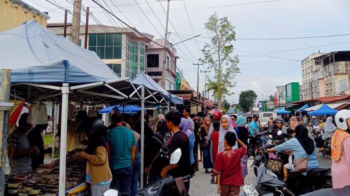 PASAR TAKJIL - Suasana di Kawasan Jalan Datuk Kaya Wan Mohamad Benteng, Kota Ranai, Kabupaten Natuna. Salah satu lokasi favorit masyarakat berburu takjil jelang berbuka. Kamis (6/3/2025).