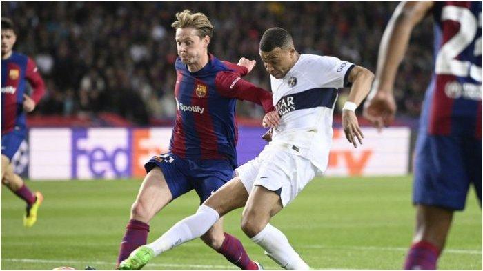 Kylian Mbappe berduel dengan Frenkie de Jong saat laga Barcelona vs Paris Saint-Germain di Liga Champions, pada Rabu (17/4/2024).
