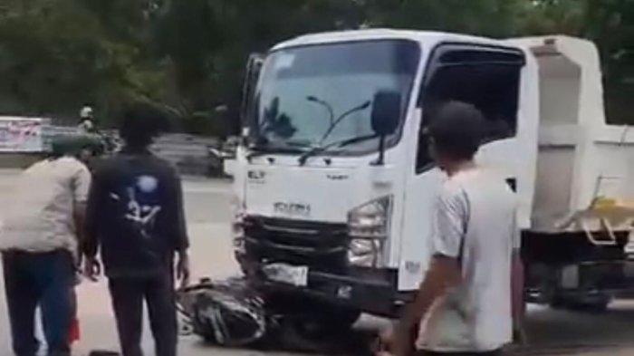 Insiden lakalantas yang melibatkan kendaraan truk dan sepeda motor di depan perumahan Yasmine Batu Besar