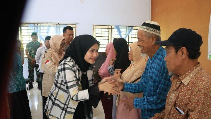 BANTUAN SEMBAKO - Ketua TP-PKK Bintan, Hafizha Rahmadhani bersama Badan Amil Zakat Nasional (Baznas) Bintan memberikan bantuan sembako kepada lansia di Bintan Timur, Rabu (29/5/2024).