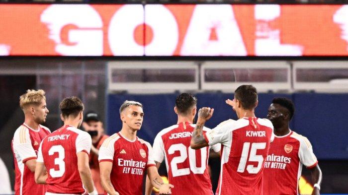 Arsenal Menang vs Barcelona - Gelandang Arsenal asal Belgia Leandro Trossard (ketiga dari kiri) selebrasi setelah cetak gol ke gawang Barcelona pada laga ujicoba pramusim di Los Angeles, Rabu (26/7/2023) malam atau Kamis pagi WIB. Arsenal menang 5-3 atas Barcelona pada pertandingan di SoFi Stadium ini.