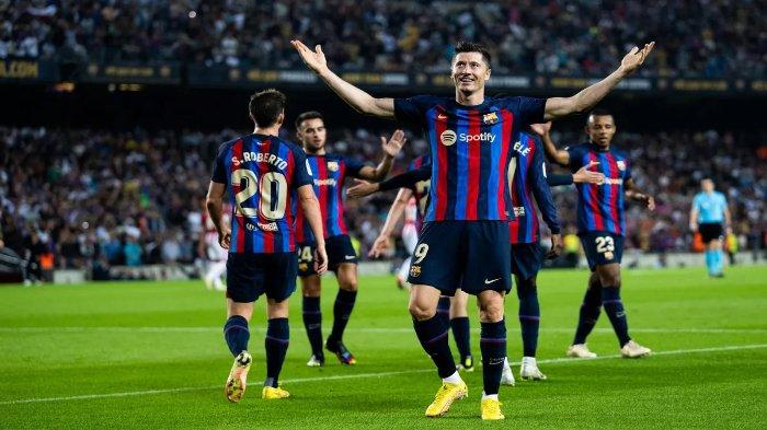 Pemain Barcelona, Robert Lewandowski, melakukan selebrasi usai berhasil mencetak gol pada laga Barcelon vs Bilbao, Senin (24/10/2022). Pada laga tersebut Barcelona menang dengan skor 4-0.