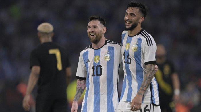 Argentina Menang 7-0 - Striker Argentina Lionel Messi dan Nicolas Gonzalez selebrasi setelah Enzo Fernandez mencetak gol ke gawang Curacao, Selasa (28/3/2023) malam atau Rabu pagi WIB. Argentina menang 7-0 pada laga di Stadion Madre de Ciudades, Santiago del Estero, Argentina ini.