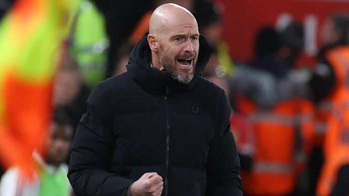 Momen pelatih Manchester United, Erik Ten Hag, memberikan instruksi kepada para pemainnya pada laga pekan 17 Liga Inggris 2023-2024 antara Liverpool vs Man United pada Minggu (17/12/2023).