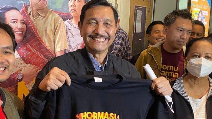 Luhut Binsar Pandjaitan saat nonton bareng film Ngeri Ngeri Sedap di Epicwalk XXI, Kuningan, Jakarta Selatan, Sabtu (11/6/2022).
