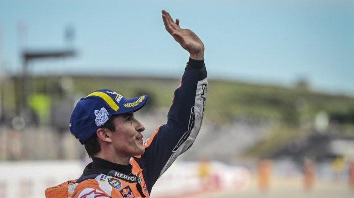 Pebalap Repsol Honda Marc Marquez melambaikan tangan kepada penonton setelah meraih posisi ketiga saat Sprint Race MotoGP Portugal, Sabtu (25/3/2023).