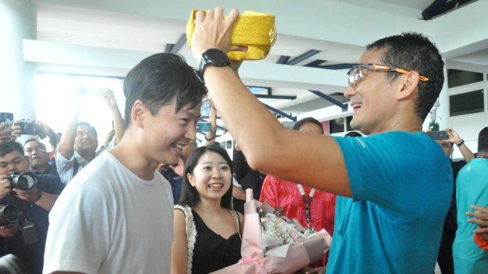 Mantan Menparekraf RI, Sandiaga Uno menyambut kedatangan wisman perdana di Pelabuhan BBT, Lagoi, Kabupaten Bintan bersama Gubernur Kepri,