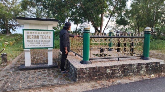WISATA LINGGA - Meriam Tegak di Pantai Batu Berdaun, Kecamatan Singkep, Kabupaten Lingga, Provinsi Kepri bagian destinasi wisata Lingga. Kini menjadi WBTB tahun ini sebagai Cerita Rakyat Meriam Tegak.