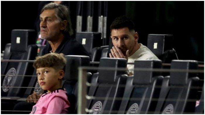 Messi hanya bisa menyaksikan klubnya kalah mengenaskan dari boks VIP stadion.