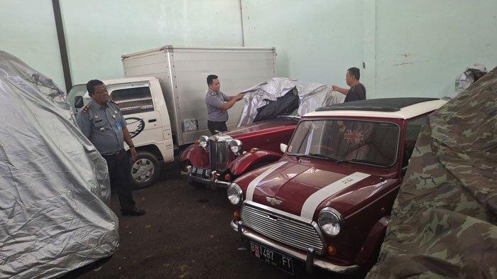 Kepala Rupbasan Kelas II Tanjungpinang, Boy Hendry melihat tiga mobil mewah milik Mantan Bea Cukai Makassar, Andhi Pramono sekaligus tersangka KPK yang dititipkan di Rupbasan Kelas II Tanjungpinang, Provinsi Kepulauan Riau (Kepri), Senin (25/9/2023).