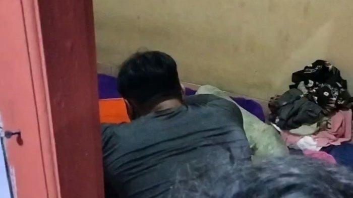 PERIKSA - Momen mantan suami korban ibu atau ayah kandung korban anak saat memeriksa dan melihat kondisi korban dugaan pembunuhan di Kelurahan Kesambe Baru Kecamatan Curup Timur pada Jumat (2/5/2025) siang.