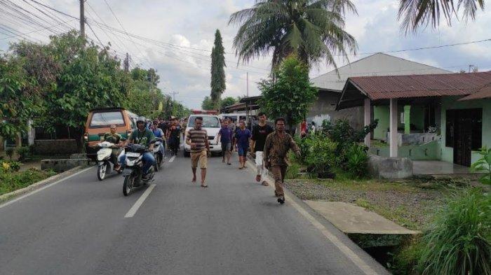 Momen ratusan warga Desa Selamat, Kecamatan Sibiru-biru, Kabupaten Deliserdang menggeruduk Batalyon Artileri Medan (Armed) sambil membawa mayat Raden Barus, diduga korban pembunuhan personel TNI pada Jumat malam, Sabtu (9/11/2024). Mereka meminta pertanggungjawaban atas kematian korban dan korban luka akibat penyerangan.