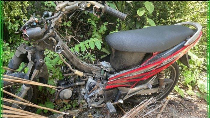 Potret sepeda motor Supra X 125 milik Raja Peni warga Anambas yang hilang ditemukan dengan kondisi dipretelin di kawasan semak belukar Tanjung Momong, Desa Tarempa Timur, Minggu (15/6/2025).