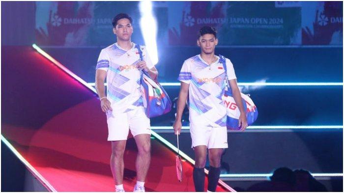 Pasangan ganda putra Indonesia, Muhammad Shohibul Fikri/Daniel Marthin, menuju area sebelum semifinal Japan Open 2024 di Yokohama Arena, Sabtu (24/8/2024).