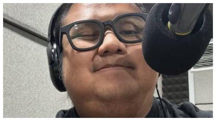 GUSTIWIW MENINGGAL DUNIA - Musisi sekaligus penyiar radio, Gusti Irwan Wibowo atau Gustiwiw meninggal dunia pada Minggu (15/6/2025). Dikabarkan Gutiwiw meninggal dunia setelah terjatuh di kamar mandi.