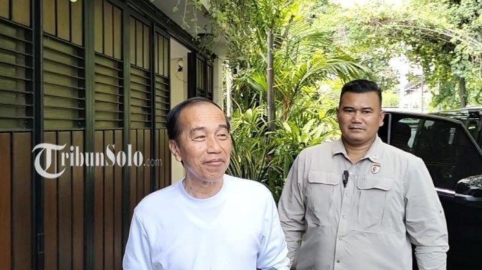 NAMA KECIL JOKOWI - Dalam foto: Mantan Presiden RI Joko Widodo (Jokowi) saat ditemui di kediamannya di Jalan Kutai Utara Nomor 1, Kelurahan Sumber, Kota Solo,Senin (5/5/2025). Jokowi buka suara mengenai nama masa kecilnya yang disebut-sebut mempunyai tiga nama.