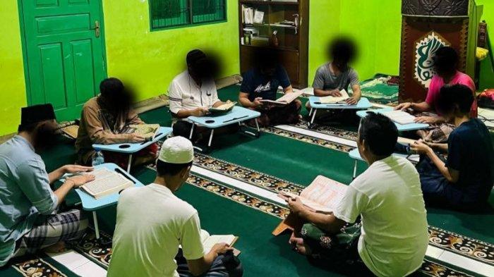 LAPAS DABO - Napi Lapas Kelas III Dabo Singkep, Kabupaten Lingga, Provinsi Kepri, saat menjalankan tadarus pada Ramadan 2025.