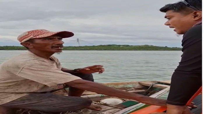 Pendi, nelayan lokal setempat yang menemukan mayat pria mengapung diduga yang terjun dari Jembatan I Barelang Batam, Minggu (30/6/2024). Tampak Pendi sedang berbincang dengan Tim SAR gabungan.