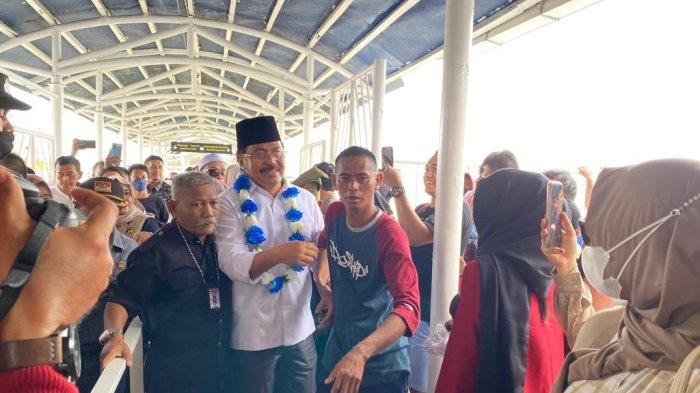 Mantan Gubernur Kepulauan Riau (Kepri), Nurdin Basirun menangis haru saat sejumah warga dan kerabat di Kabupaten Karimun, Provinsi Kepri meyambutnya begitu tiba di pelabuhan domestik, Sabtu (20/8/2022).