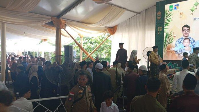 OPEN HOUSE - Ribuan warga padati rumah Wali Kota Batam Amsar Ahmad moment idul Fitri, di perumahan KDA Klaster Cendrawasy merak Batam Centre, Senin (31/3/2025).