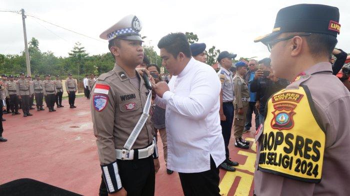 OPERASI SELIGI - Bupati Bintan Roby Kurniawan memasang pin pada personel Polres Bintan yang bakal bertugas di Nataru 2025.