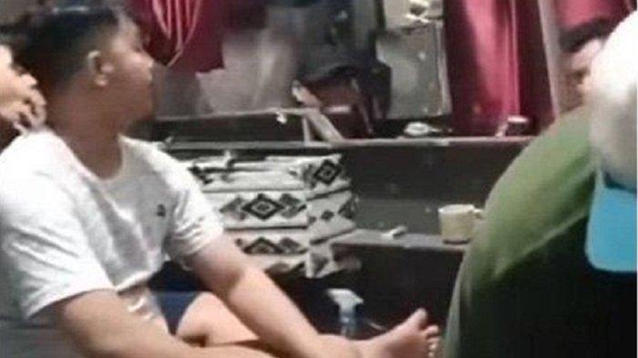 PENGHUNI RUTAN DUGEM - Tangkapan layar video viral narapidana penghuni Rutan Pekanbaru diduga dugem hingga pesta minuman keras, Rabu (16/4/2025). Akibatnya, Kepala Rumah Tahanan Negara (Karutan) Kelas I Pekanbaru, Bastian Manalu beserta Kepala Pengamanannya, Arie Jelfri, dicopot dari jabatannya. Berikut update kasusnya.
