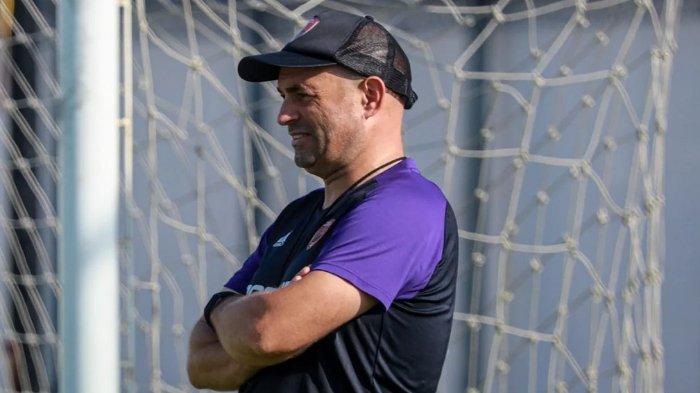 Pelatih PSM Makassar, Bernardo Tavares, mengawasi pemainnya dalam sesi latihan jelang laga pekan 23 BRI Liga 1 2022-2023 antara PSM Makassar vs Barito Putera. Rabu (8/2/2023).