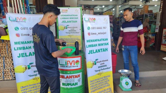 Minyak jelantah yang sudah di timbang dituang ke drum limo oleh petugas.