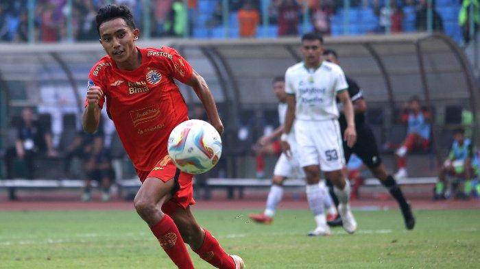 Aksi Gelandang Persija Jakarta, Muhammad Rayhan Hannan, ketika membela timnya di BRI Liga 1 2023-2024.