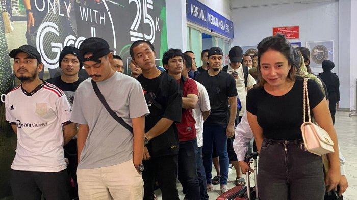 RATUSAN PMI - Ratusan PMI asal Johor Malaysia tiba di pelabuhan Fery Batam Center Batam.