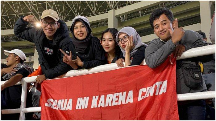 Suporter wanita Persija Jakarta, Bunga (kedua dari kanan) bersama rekan-rekannya menyaksikan laga Macan Kemayoran kontra Borneo FC di semifinal Piala Presiden 2024 yang digelar di Stadion Manahan, Surakarta pada Selasa (30/7/2024).