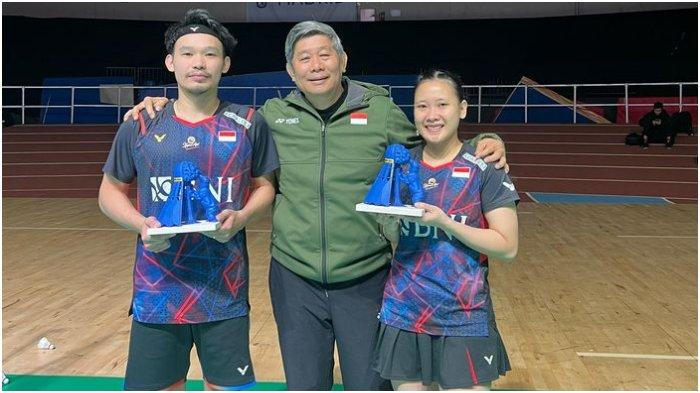 Pasangan ganda campuran Indonesia, Rinov Rivaldy/Pitha Haningtyas Mentari berpose dengan Kepala Pelatih, Herry Iman Pierngadi usai menjuarai Spain Masters 2024 di Centro Deportivo Municipal Gallur, Madrid, Spanyol, Minggu (31/3/2024).