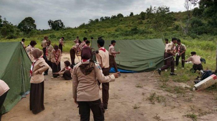 PRAMUKA - Pelajar SMAN 1 Kepulauan Posek, Kabupaten Lingga, Provinsi Kepri, tampak sibuk membangun tenda saat memulai kegiatan kemah Pramuka, Sabtu (22/2/2025).