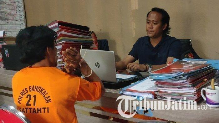 PELAKU PEMBUNUAN - Pelaku pembunuhan, AM (35), warga Desa Durin Barat, Kecamatan Konan, Bangkalan, Madura, memberikan keterangan di hadapan penyidik Satreskrim Polres Bangkalan, Selasa (1/4/2025).